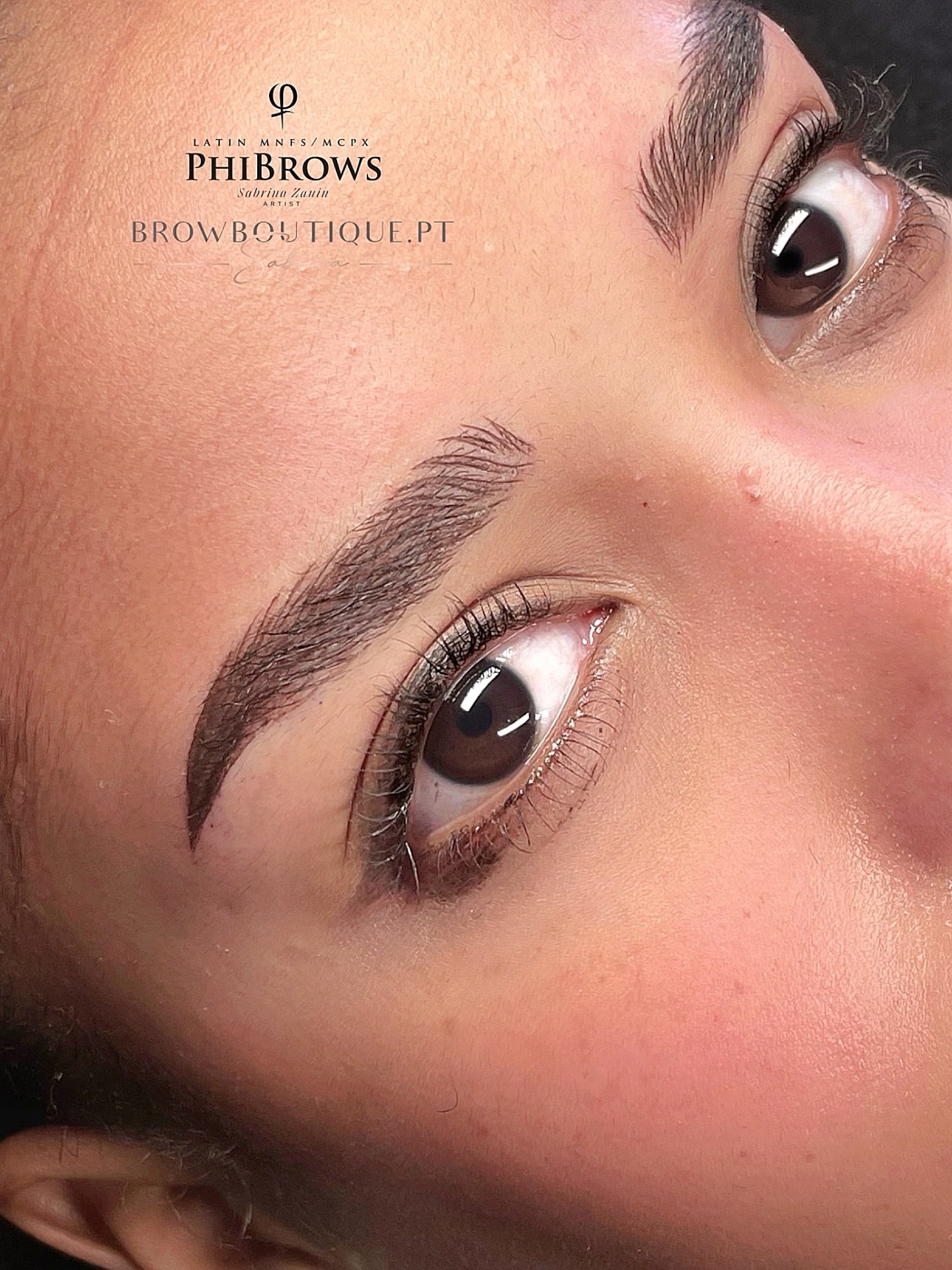 Detalhe sobrancelha hiper-realista cicatrizada Cascais — Browboutique
